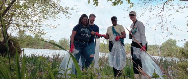 Urban & Regional Planning program volunteers clean up Anacostia River